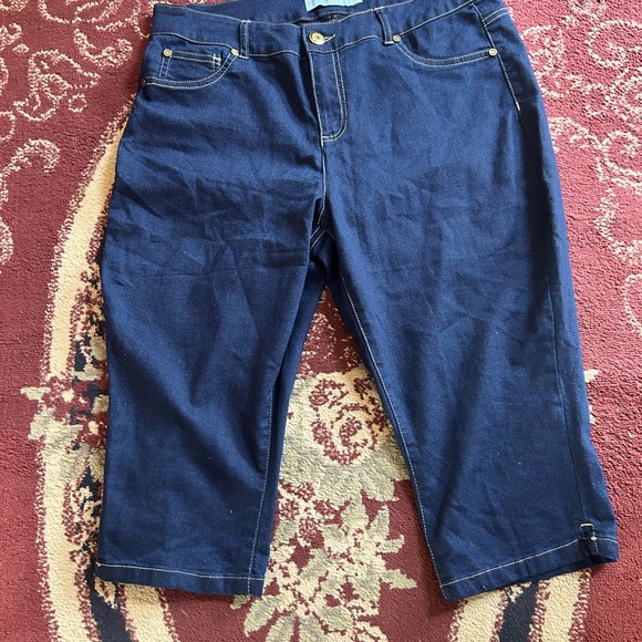 One5one woman’s jeans capris- size 14W - new or like new - Picture 6 of 7